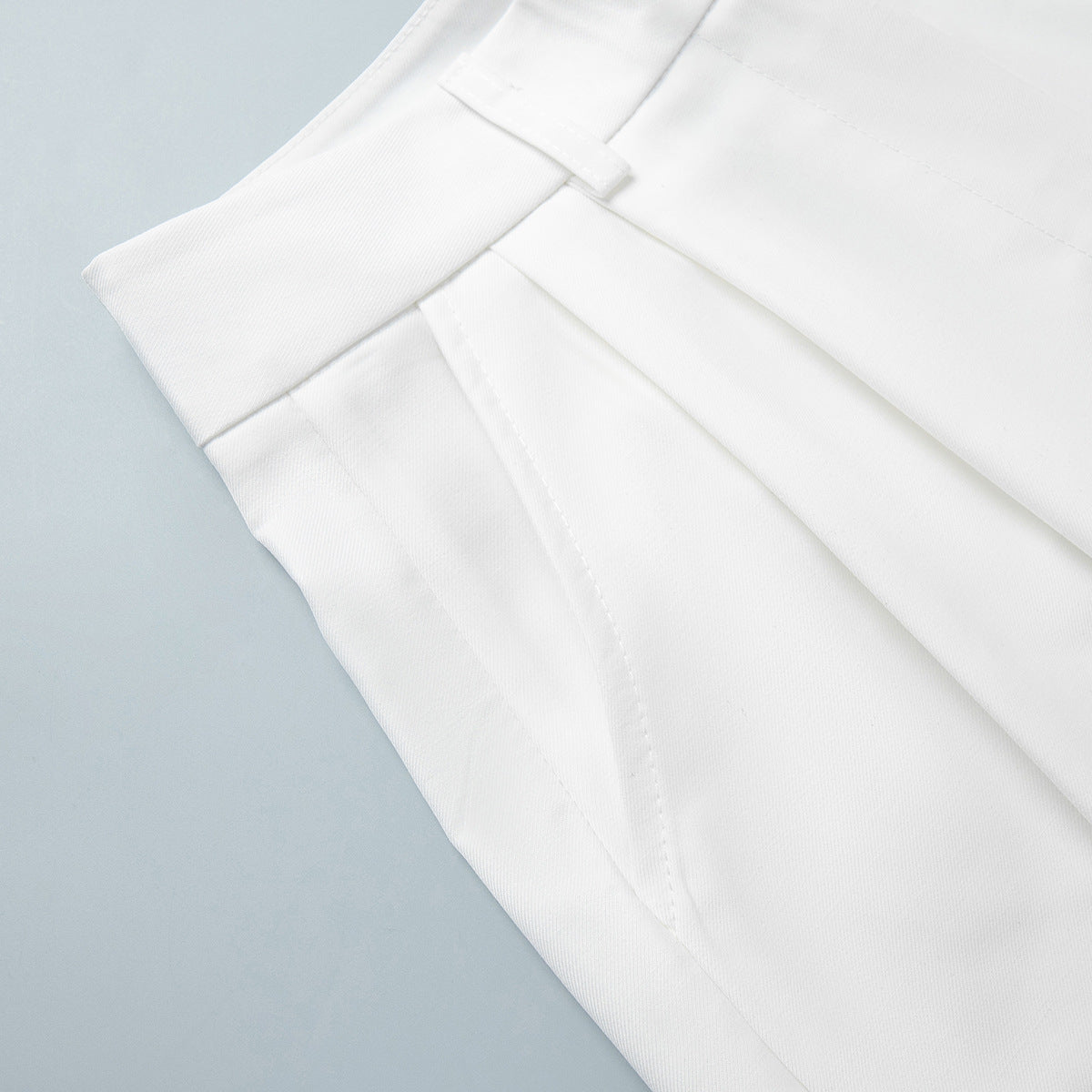 High-Waist Pleated Bermuda Shorts in White — close-up of side pocket